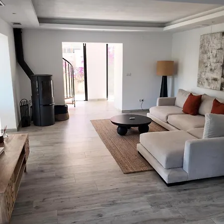 Villa Casa Bahari Near The With Pool, Bbq, And Lounge